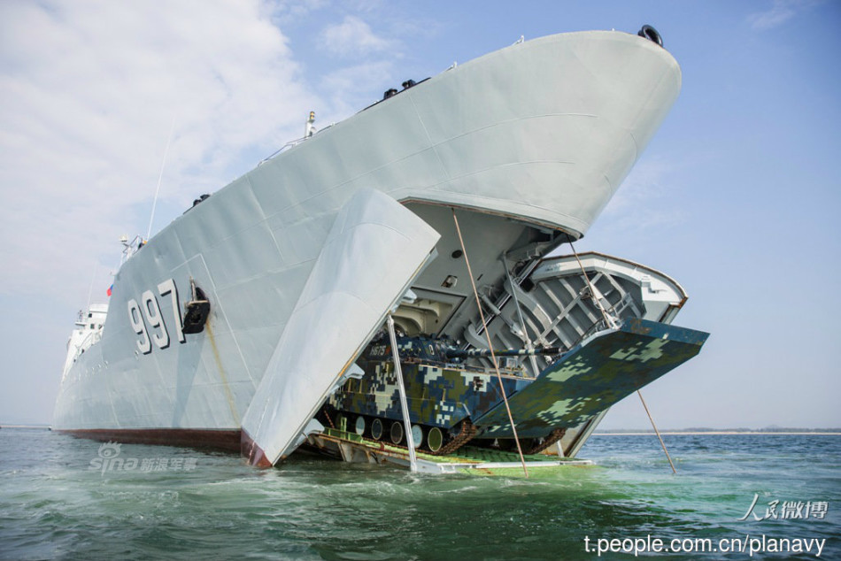 8 / 15 云雾山舰和"佩列斯韦特"号登陆舰将用坦克,冲锋舟发起猛攻.