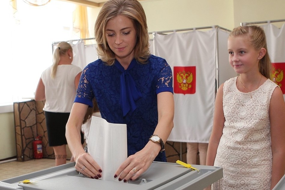 检察长和萝莉女儿哪个美?娜姐再露脸风采不减