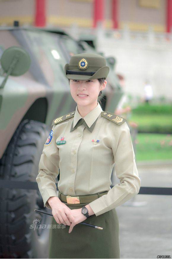 高下立判!驻港部队女宪兵比台湾省的英气多了
