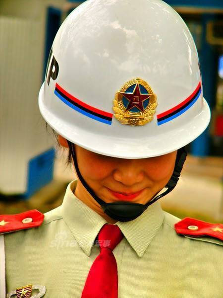高下立判!驻港部队女宪兵比台湾省的英气多了