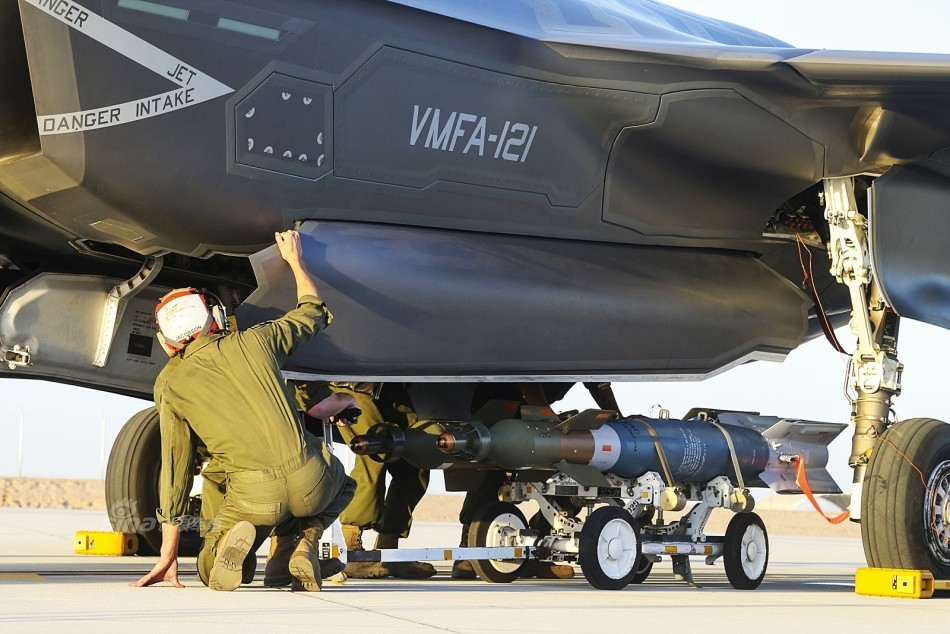 中国歼20轻松打它?美军f35b装填激光制导炸弹