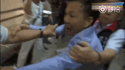 台湾省政治闹剧 国民党和民进党在市议会打起来