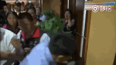 台湾省政治闹剧 国民党和民进党在市议会打起来