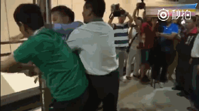 台湾省政治闹剧 国民党和民进党在市议会打起来