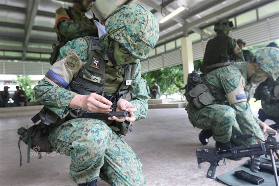 小国怎对中国如此狂妄:新加坡军队用自产枪械