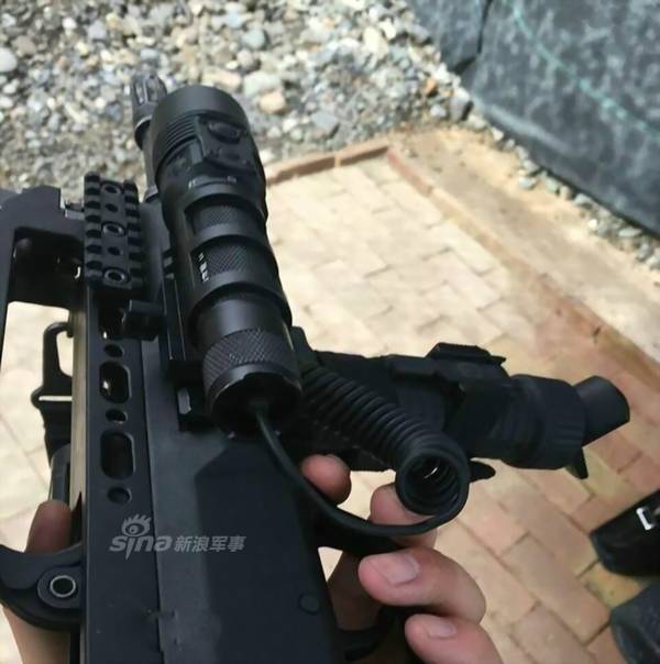 中国新型95突击步枪改进型:加装握把亮相军演