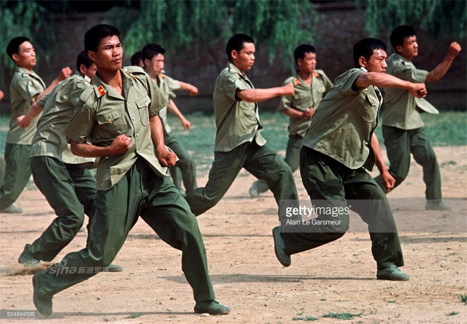 是致力于为中国人民解放军培养干部的石家庄陆军指挥学院以及学员生活