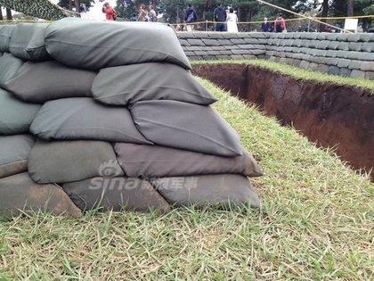 日本自卫队强迫症很严重:沙袋必须堆成一面墙