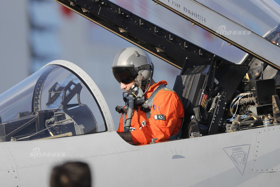 巴铁小帅哥飞机开得挺好呀:枭龙抵达进行训练