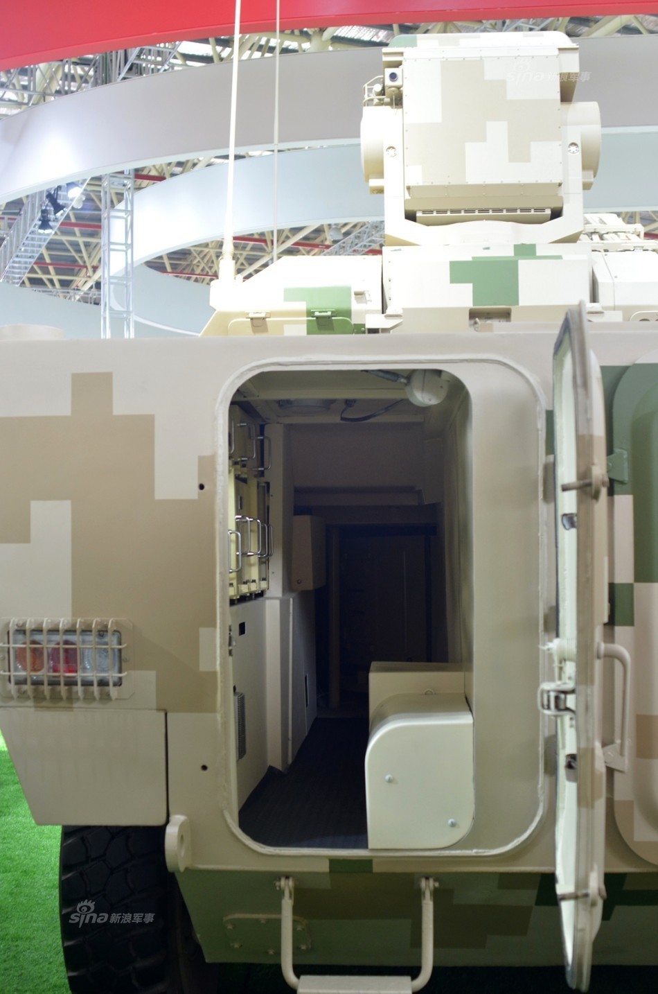 5 / 7 珠海航展兵器工业集团展台展示了sws2弹炮合一防空系统,系统