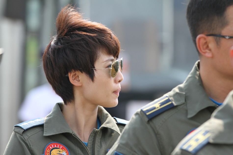 英姿飒爽珠海航展上的八一表演队女飞行员