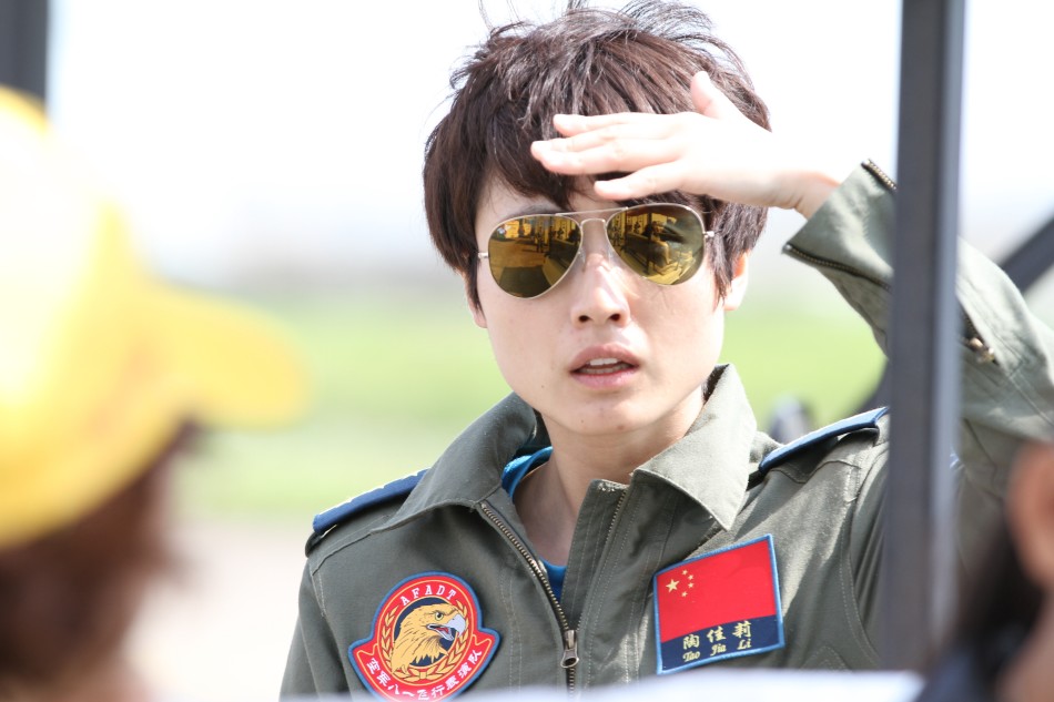 英姿飒爽珠海航展上的八一表演队女飞行员