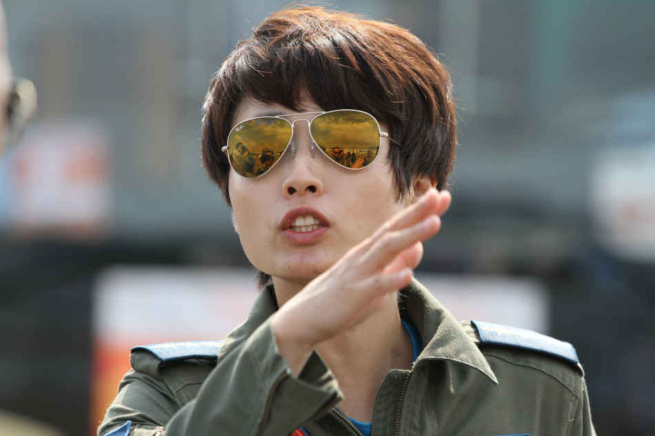 英姿飒爽:珠海航展上的八一表演队女飞行员