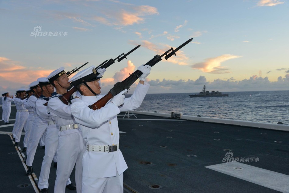 其中一个内容是日本自卫队救助在海上遇险受伤的美军士兵