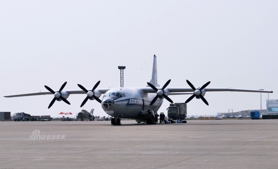 运-8运输机采用平直梯形悬臂式上单翼,双梁箱式结构,低阻层流翼型.