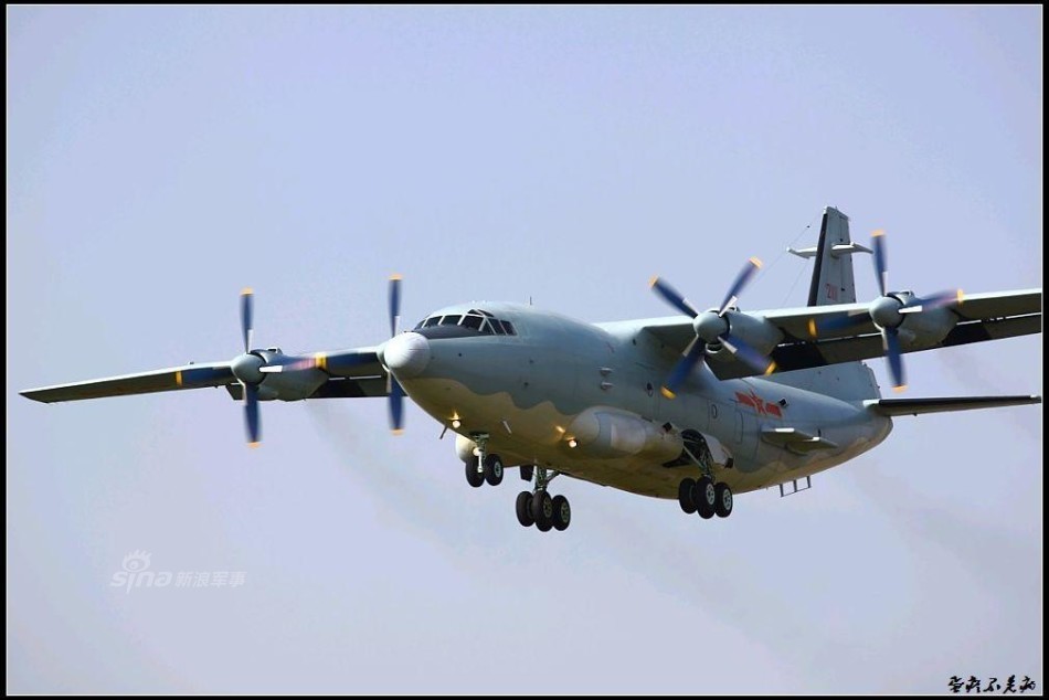 运-8运输机的机体为全金属半硬壳结构,分前,中,后,尾四段.