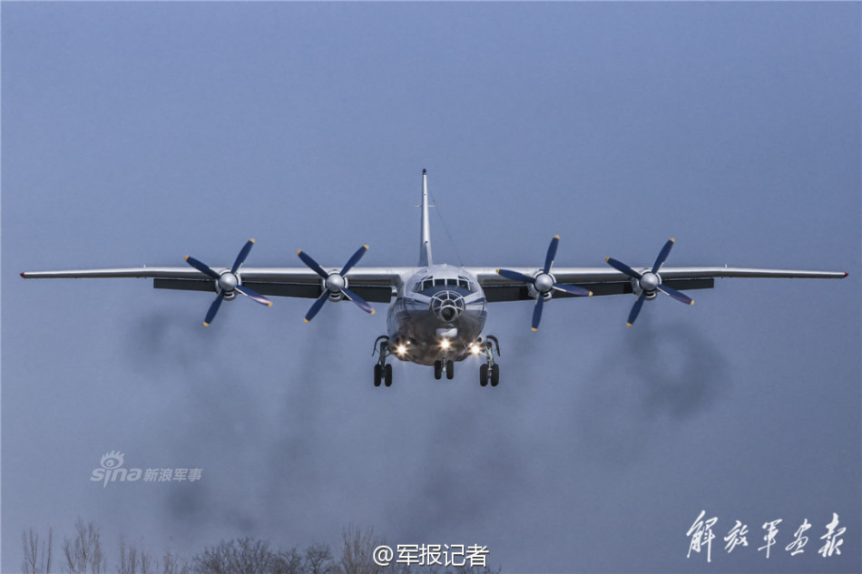 最近曝光的去年的照片显示,解放军运八运输机一次性