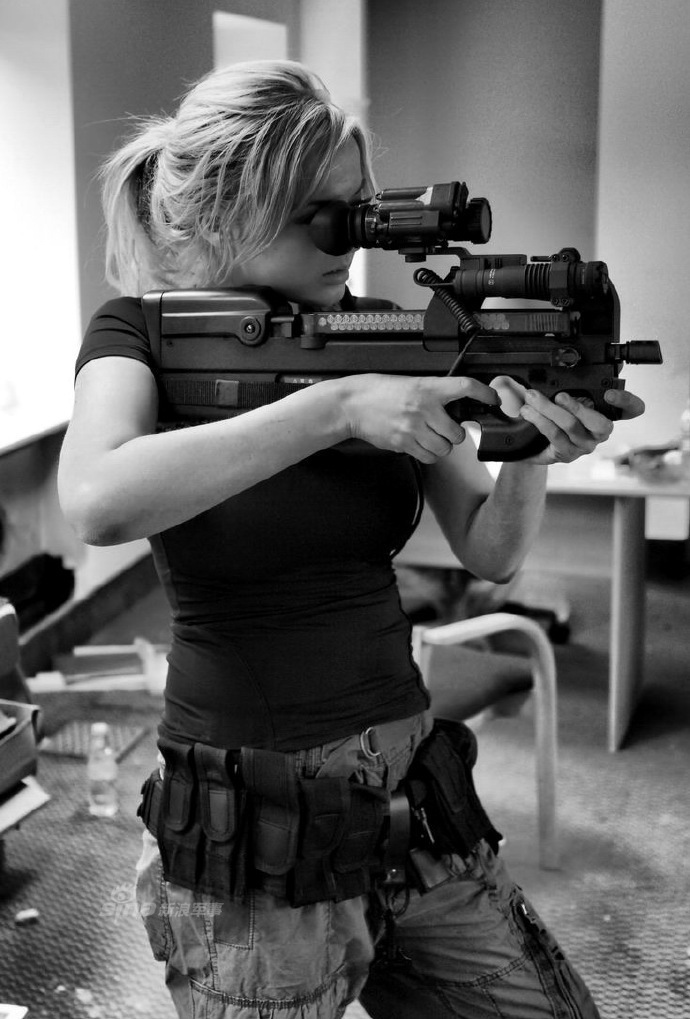 别样风格的美女和枪!你绝对想不到的震撼画面