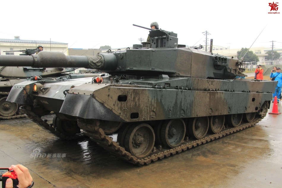 1 / 17 2016年11月日本自卫队土浦军事学校展示他们的装甲战车,其中90