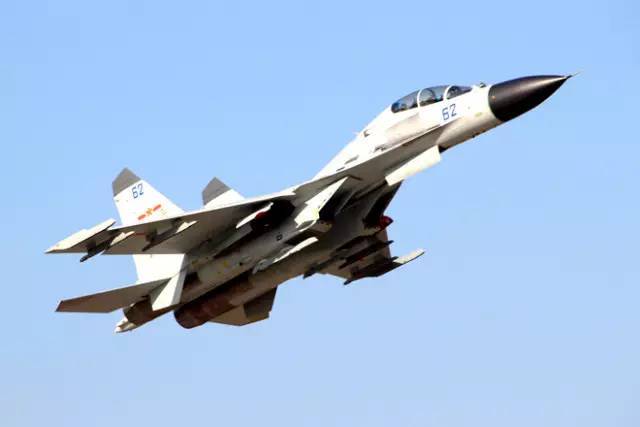 歼11bs挂弹升空大强度训练