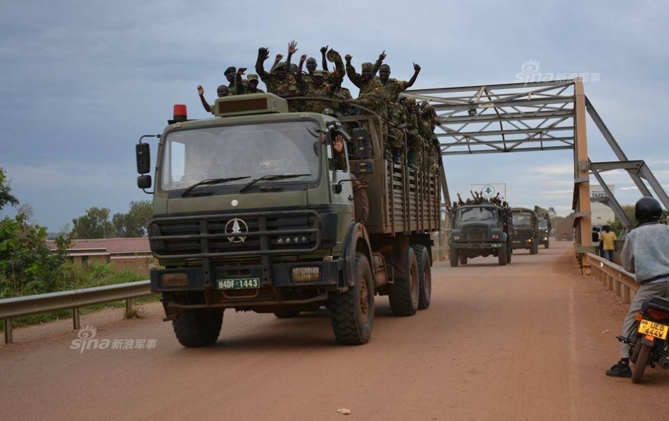 外军都爱用中国卡车!乌干达军队乘坐北奔重卡