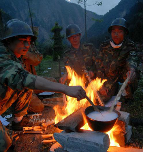 永远都有吃货的心!中国武警野外训练花样野餐