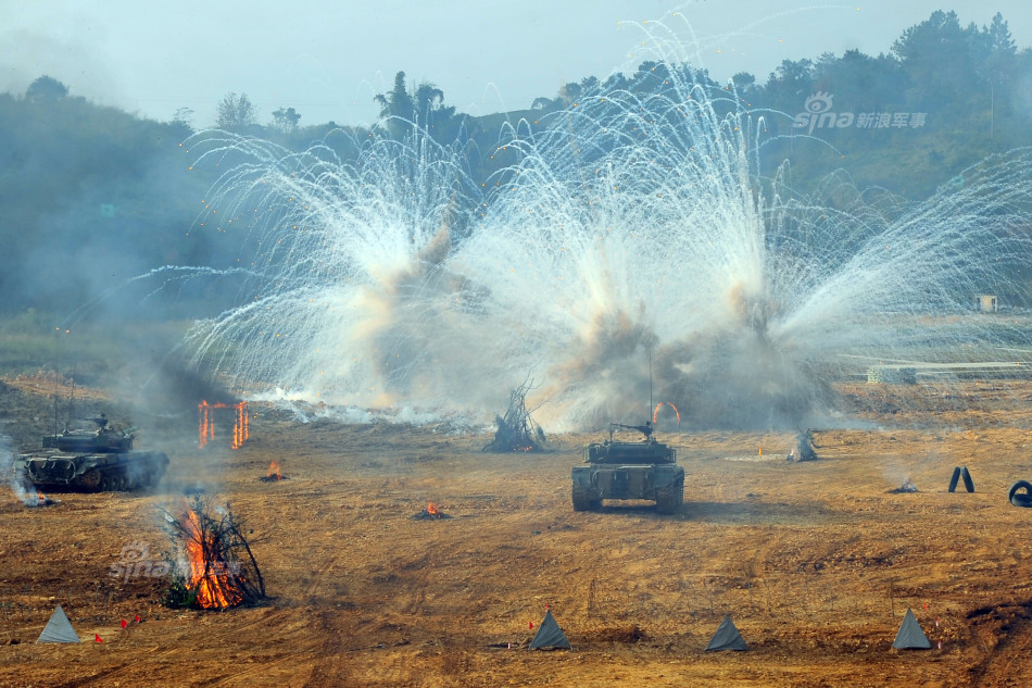 上演战争大片中国陆军96坦克枪林弹雨中考核