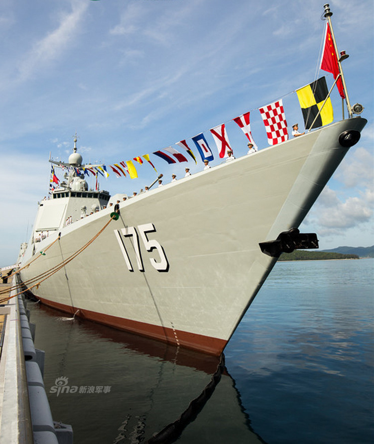 近日有网友拍到中国南海舰队的多艘052d驱逐舰依次返港,或是完成春节