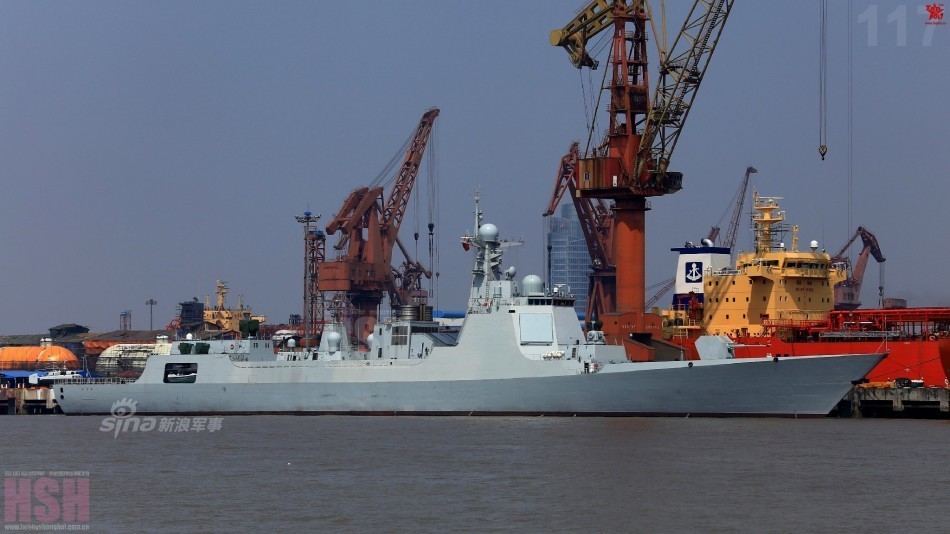 1月22日上午,新型导弹驱逐舰西宁舰入列命名授旗仪式在山东青岛某军港