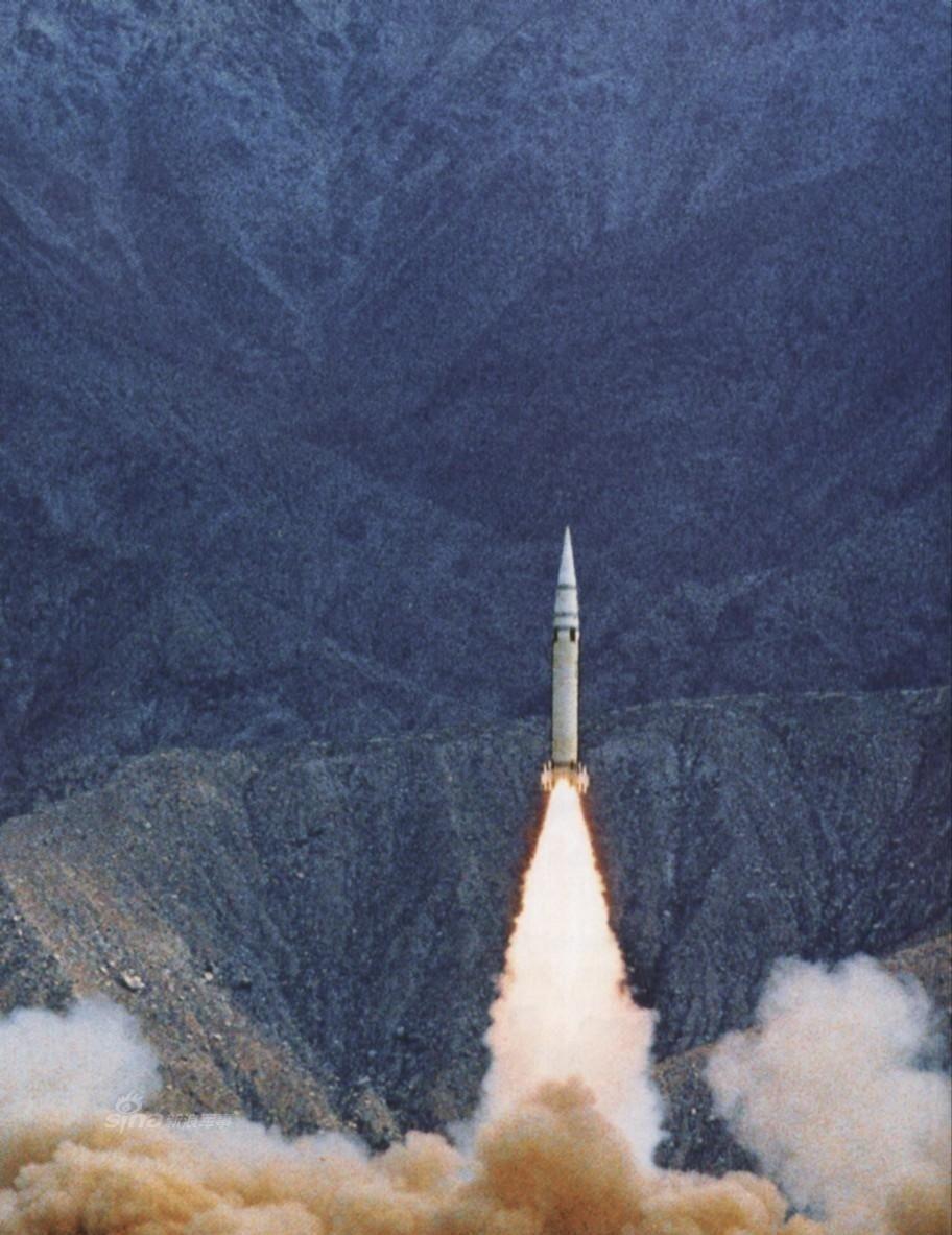 中国东风15导弹十枚震撼齐射!威慑台湾某些人