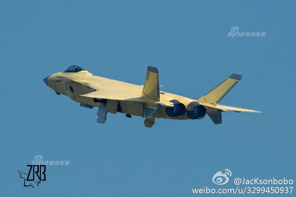 歼20黄皮量产机骚气亮相2016验证机开侧弹舱