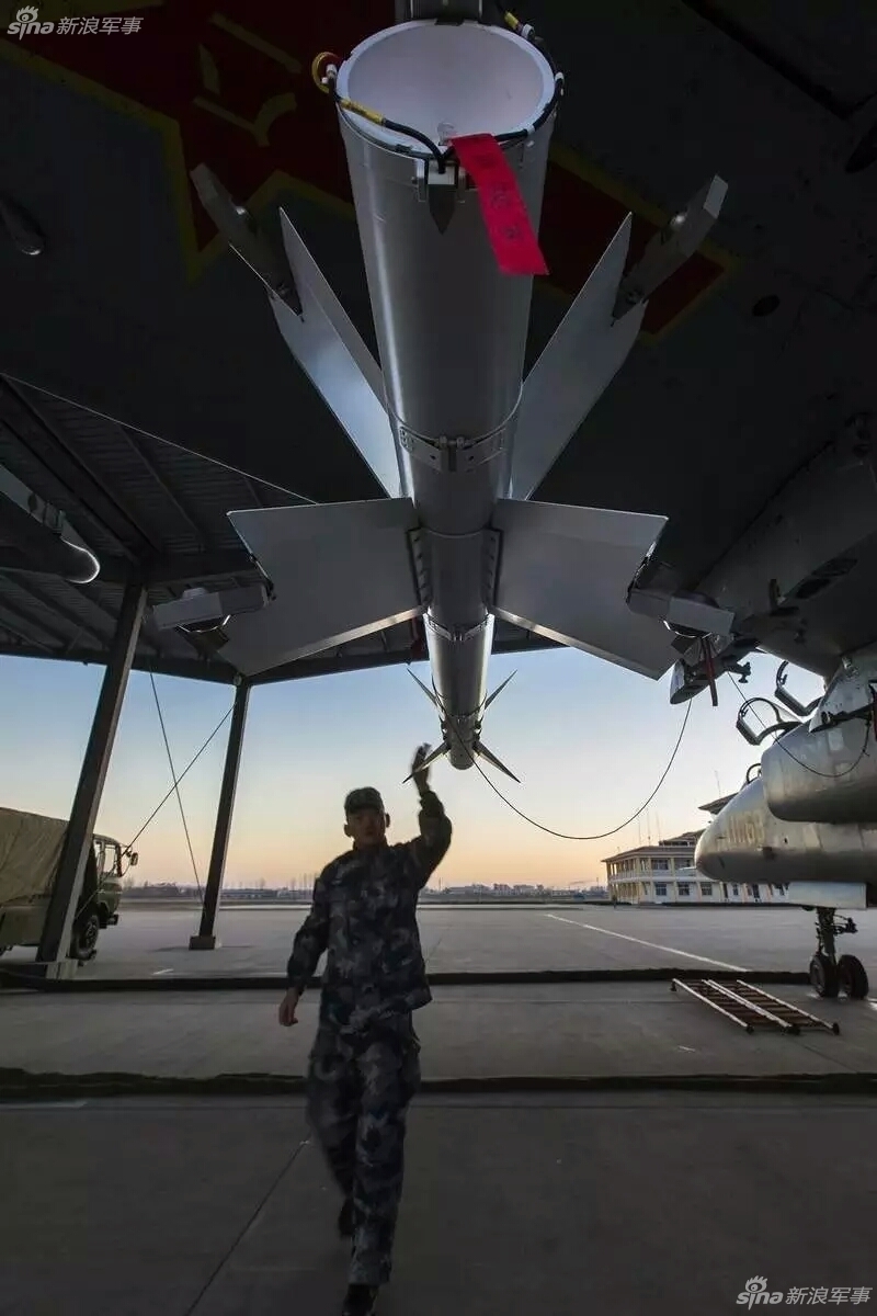 为祖国守岁:我军飞豹战机除夕挂pl8导弹值班