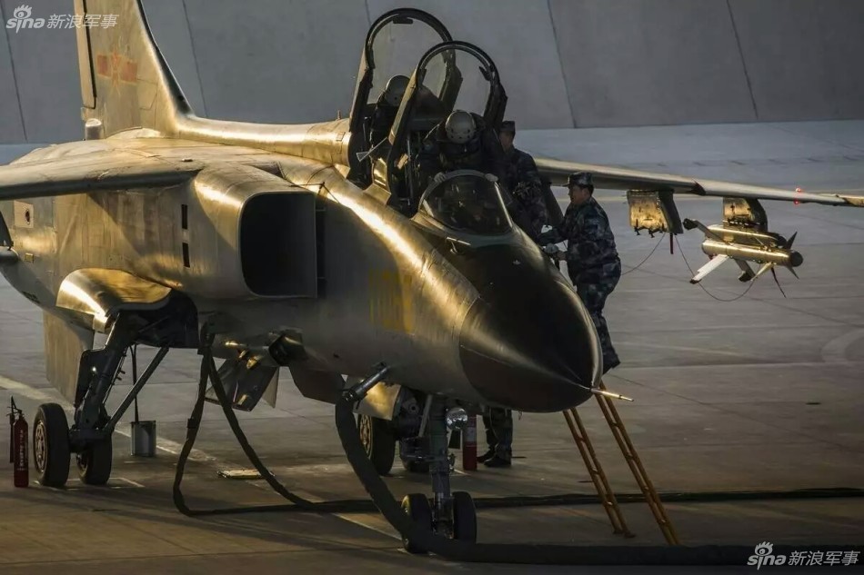 为祖国守岁我军飞豹战机除夕挂pl8导弹值班