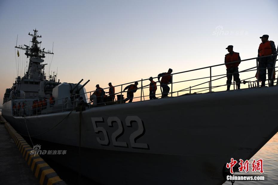 中国海军海警春节也战备巡航