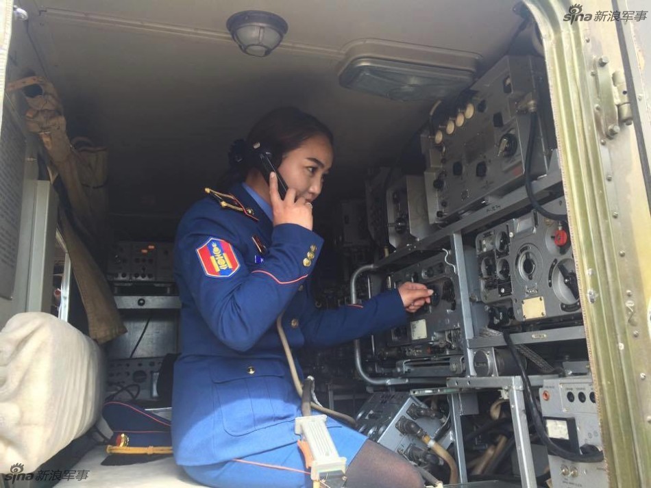 谁说外蒙女兵不好看?制服黑丝照样也性感漂亮