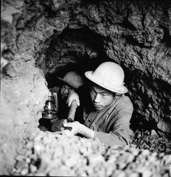 在新疆天山!解放军工程兵冰雪中修筑公路旧照