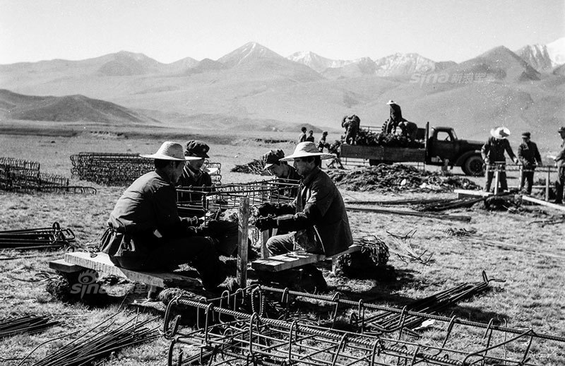 在新疆天山!解放军工程兵冰雪中修筑公路旧照