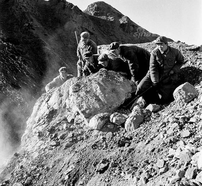 在新疆天山!解放军工程兵冰雪中修筑公路旧照