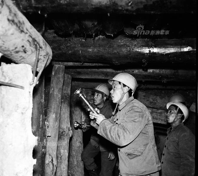 在新疆天山!解放军工程兵冰雪中修筑公路旧照