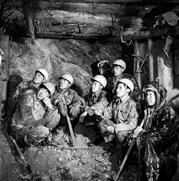 在新疆天山!解放军工程兵冰雪中修筑公路旧照