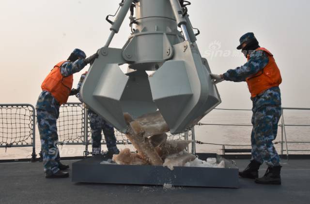 无坚不摧!解放军海冰723破冰船首次执行任务