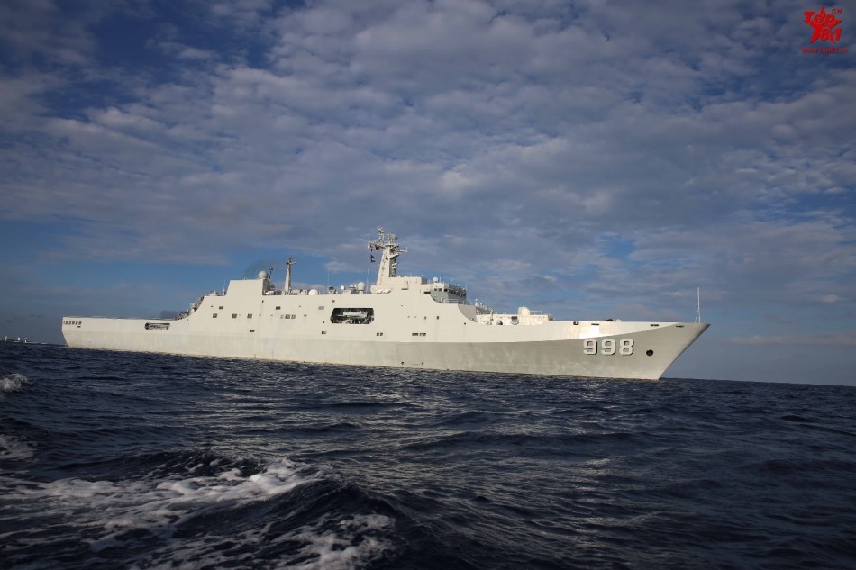 中国十艘登陆舰在南海演习