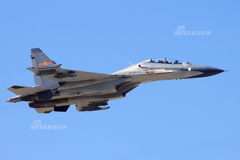 中国的侧卫家族:苏35与歼11战机双机编队飞行