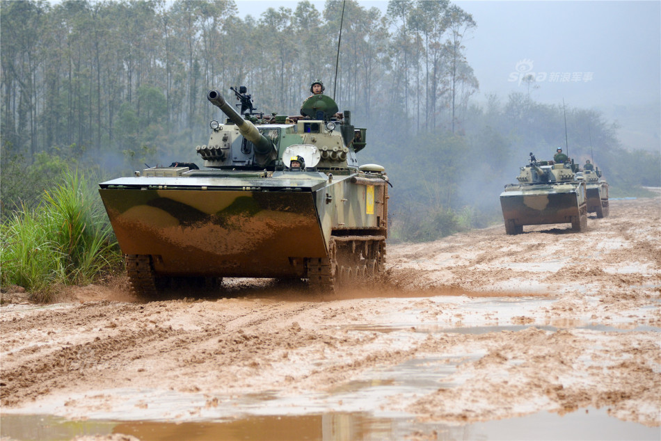 对台海主力中国31军05式两栖战车跨昼夜训练
