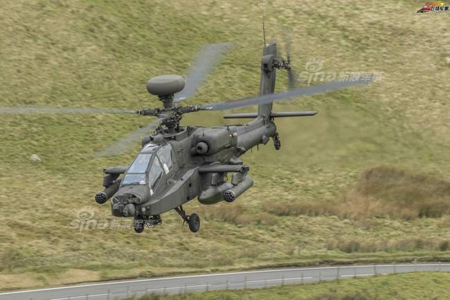 阿帕奇低空穿越峡谷