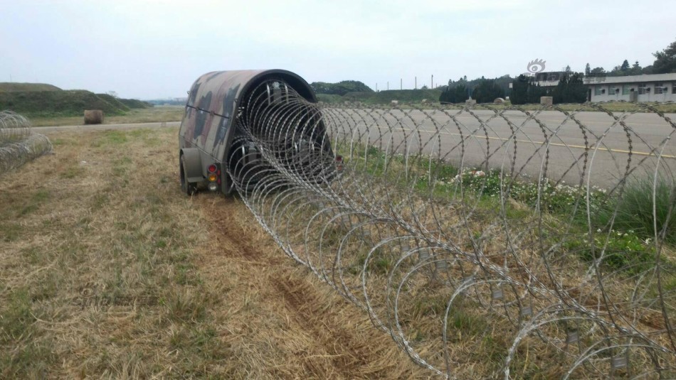 台伪军装甲旅头戴小红帽反空降 首曝铁丝网架设