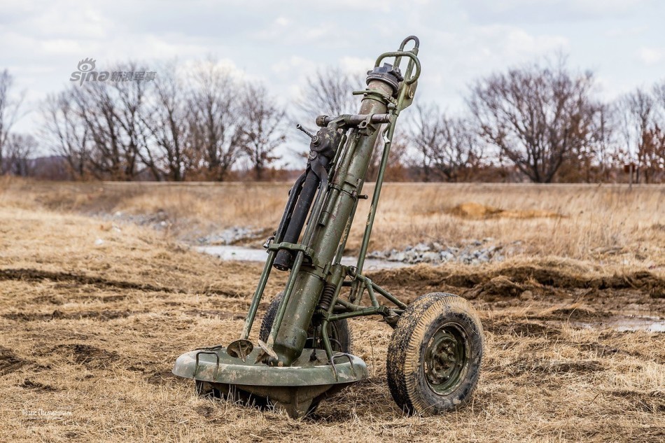 近日,俄军在滨海边疆区进行炮兵演习,2s4郁金香重型迫击炮震撼射击.