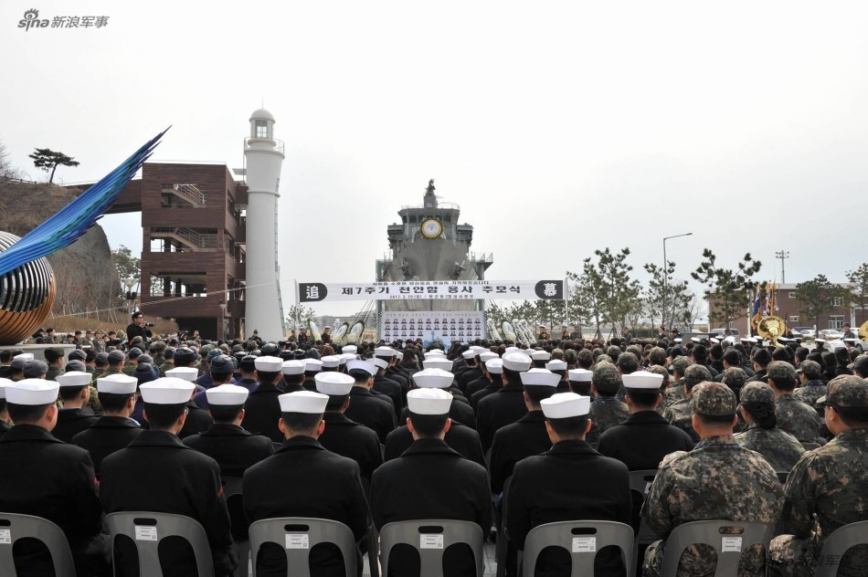 一个世界之谜!韩国民众悼念被炸天安号护卫舰