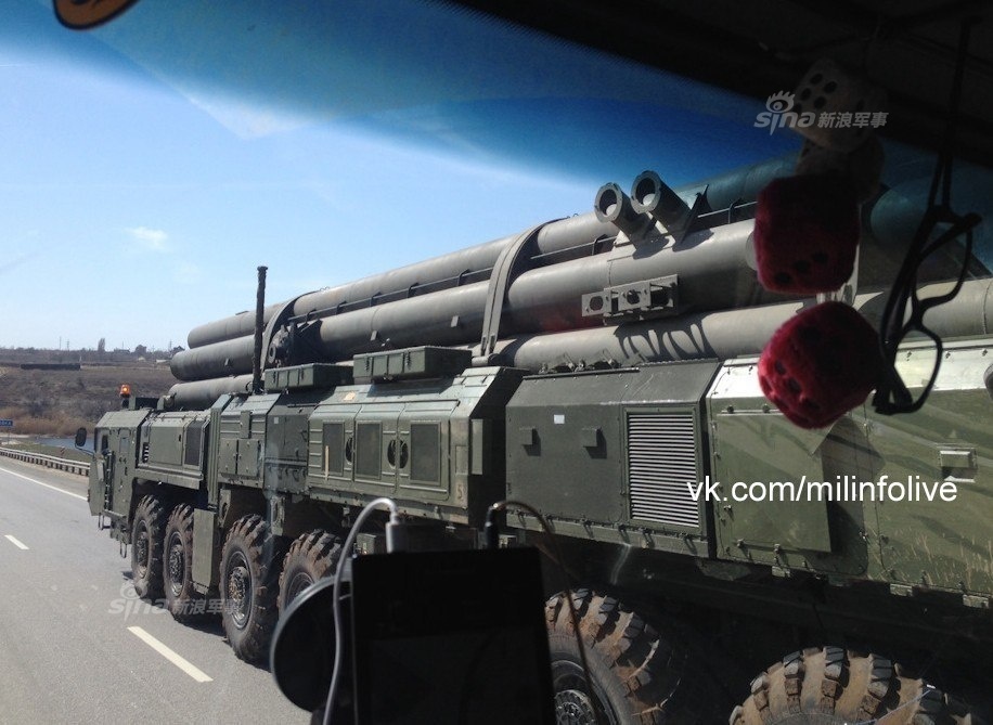 伏尔加格勒附近测试的"白杨-m"公路机动洲际弹道导弹的m3kt-79221底盘