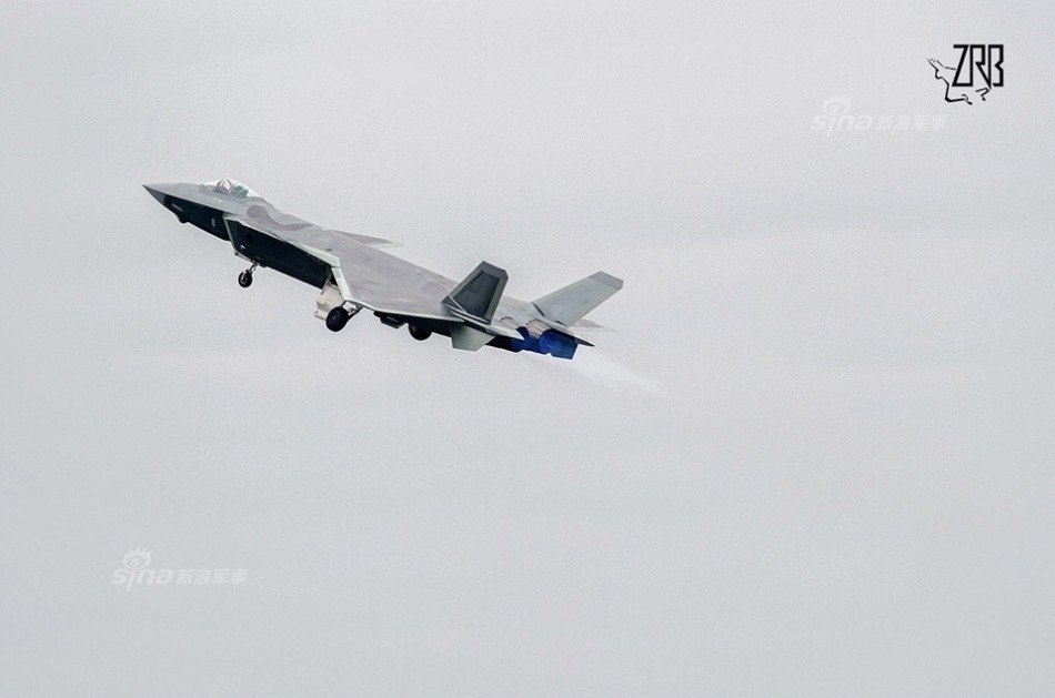 首见两架割裂迷彩歼20战机编队飞行